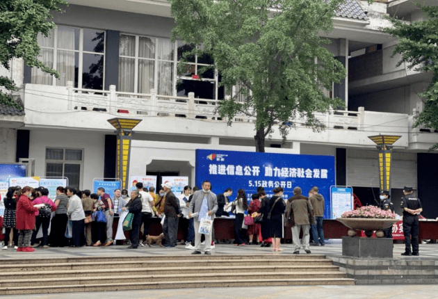 和平區(qū)成功舉辦第13屆'5.15政務(wù)公開日'政策咨詢活動，重點(diǎn)提供衛(wèi)健及社會經(jīng)濟(jì)咨詢服務(wù)